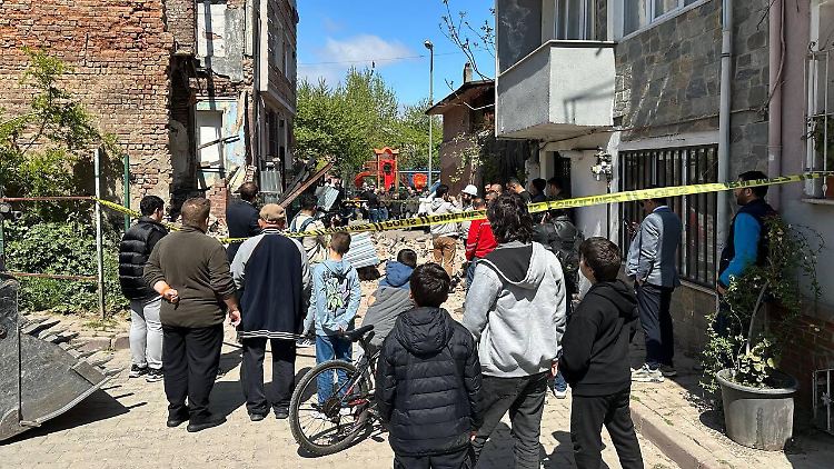 Laut dem Istanbuler Gouverneursamt gab es zunächst keine Berichte über eingestürzte Gebäude. Doch zumindest dieses verlassene Gebäude im Stadtteil Fatih nahm Schaden.