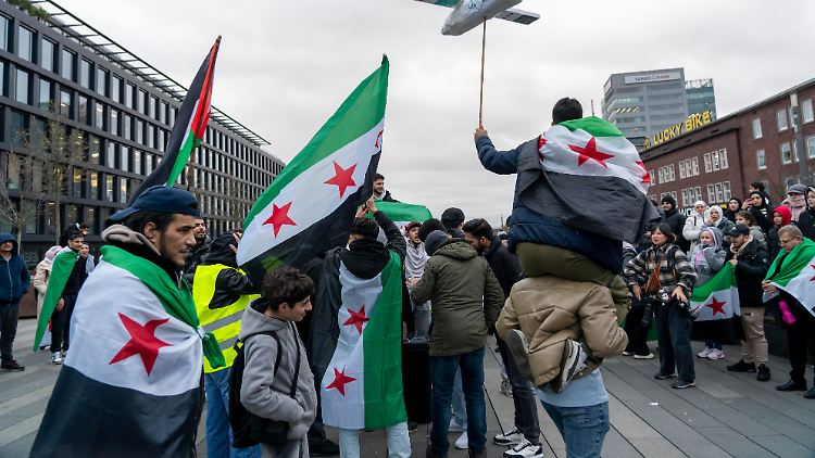 Das Ende des Assad-Regimes wurde auch in Deutschland von vielen Syrerinnen und Syrern gefeiert. Doch was folgt daraus für die Zukunft der Geflüchteten?