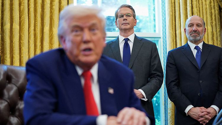Trump und seine Minister für Handel, Howard Lutnick (M.), und Finanzen, Scott Bessent (r.).