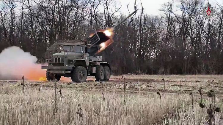 Die russischen Truppen seien den Ukrainern momentan militärisch überlegen, sagt Deitelhoff.