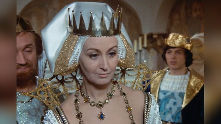 Karin Lesch als Königin in "Drei Haselnüsse für Aschenbrödel".