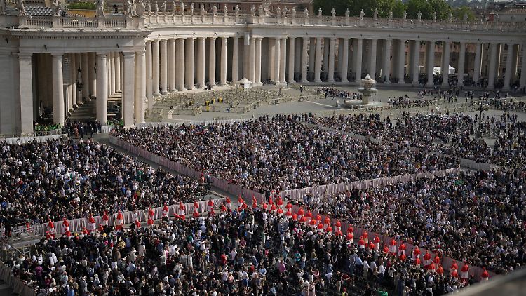 Der Platz vorm Petersdom war proppevoll, als der Papst am Vormittag gebracht wurde.