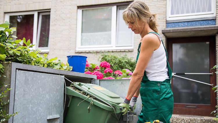 Die Biomülltonne falsch zu befüllen, kann Verbraucher ab Mai Bußgelder kosten. 