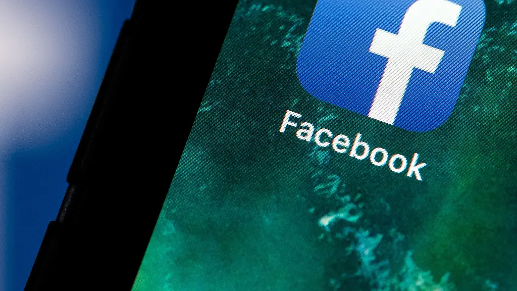 Auf-dem-Bildschirm-eines-Smartphones-sieht-man-das-Logo-von-Facebook