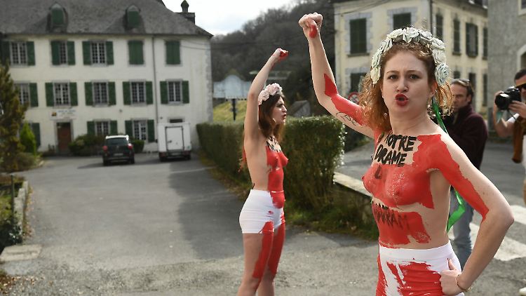 Femen-Protest vor der Schule Notre-Dame de Bétharram in Südfrankreich.