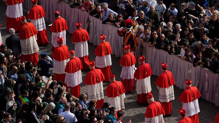 Eine Gruppe Kardinäle begleitet die Überführung des Leichnams von Papst Franziskus in den Petersdom. 