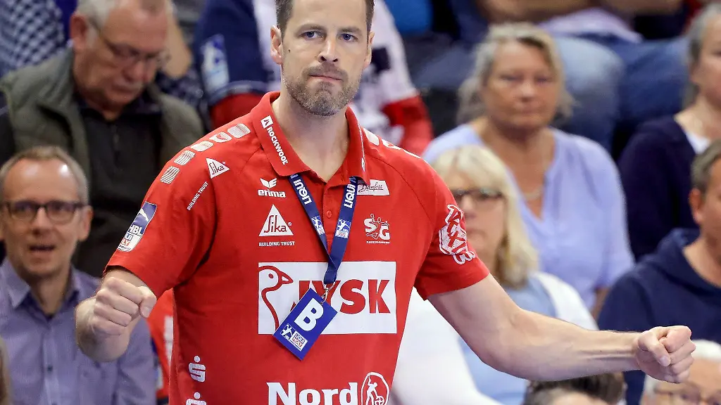 Flensburgs-Trainer-Mark-Bult-gestikuliert-an-der-Seitenlinie