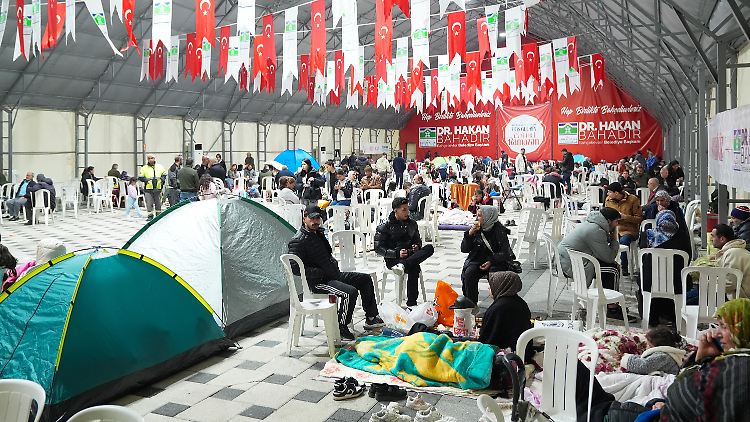 Einwohner von Istanbul versammeln sich in einem Raum der Stadtgemeinde Bahcelievler, um die Nacht nach einem Erdbeben der Stärke 6,2 zu verbringen.