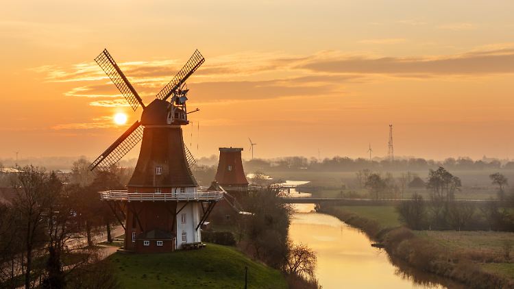 Im ostfriesischen Greetsiel treffen traditionelle Windmühlen auf moderne.