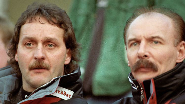 In den USA wäre Peter Neururer (l.) vielleicht Angus MacGyver geworden. So wurde er Bundesliga-Trainer - und was für einer.