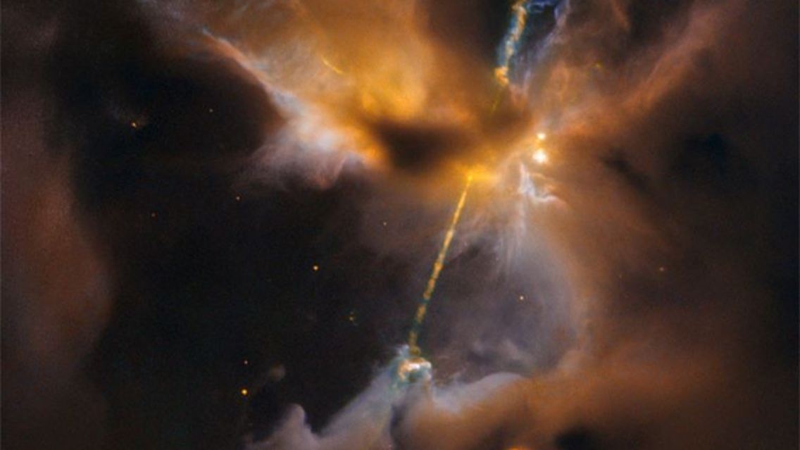 Jahr 26: Das Objekt HH 24 im Orion zeigt eindrucksvoll, wie neugeborene Sterne Materie in Form von Jets ausstoßen. Diese kollidieren mit dem Gas der Umgebung und formen helle Stoßfronten – sogenannte Herbig-Haro-Objekte (daher auch HH).