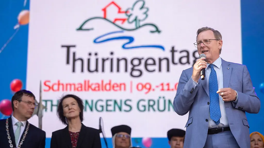 Bodo-Ramelow-Linke-Thueringer-Ministerpraesident-spricht-ins-Mikrofon