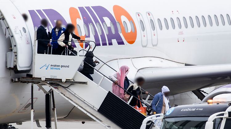 Mehrere schutzbedürftige Personen aus dem Sudan steigen aus einem Flugzeug am Flughafen Hannover.
