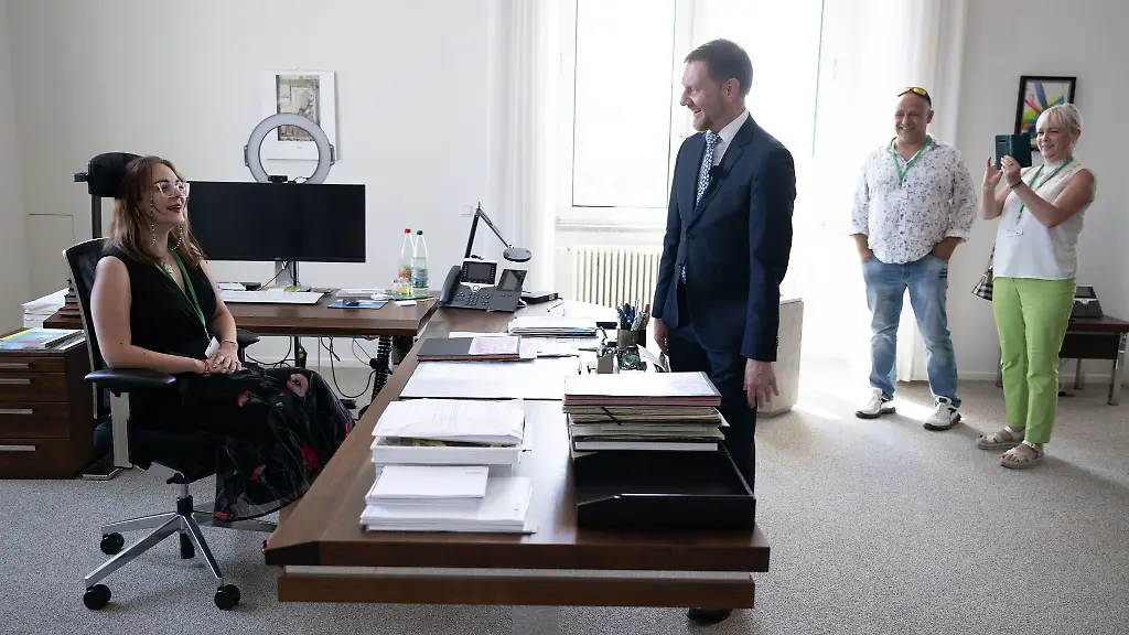 Michael-Kretschmer-CDU-M-Ministerpraesident-von-Sachsen-steht-vor-Emily-Schoen-l-Besucherin
