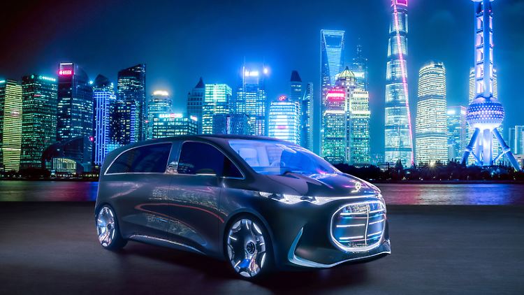 Weltpremiere in Shanghai: Die Mercedes-Studie Vision V kommt mit einem Kino-Screen, Designerliegen und Minibar. 