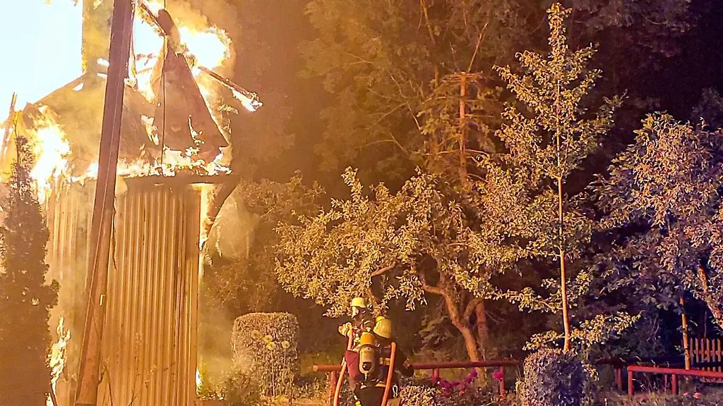 Die-Feuerwehr-loescht-den-Brand-in-der-Ost-West-Friedenskirche-im-Olympiapark