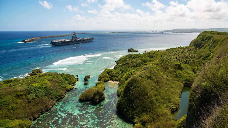 Der amerikanische Flugzeugträger USS Nimitz vor der malerischen Kulisse der Insel Guam.