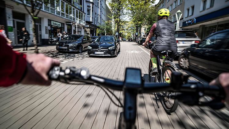 Die Handhabung von E-Bikes ist im Gegensatz zu nicht angetriebenen Fahrrädern schwieriger.