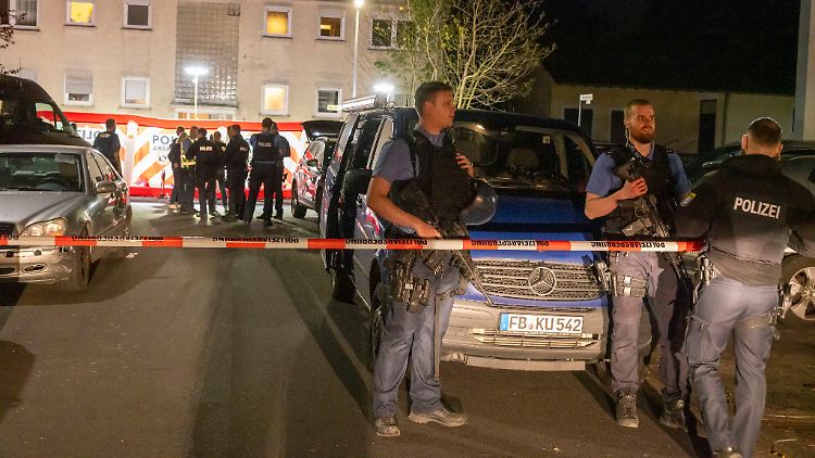 Die Ermittler vermuten als Motiv der Morde einen "Vergeltungsakt". Ein 28-jähriger Mann habe sich gestellt und die Tat eingeräumt. 