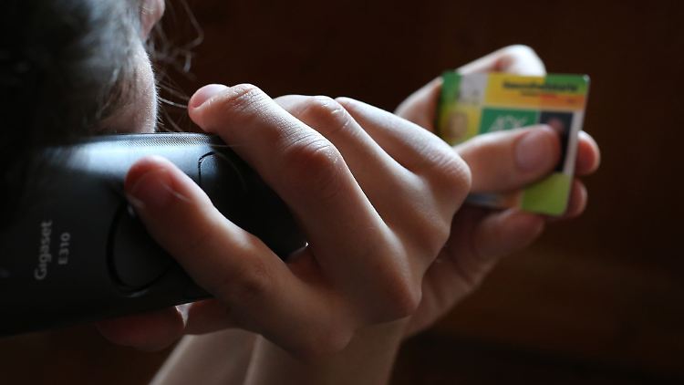 Telefonmasche: Betrüger bieten kostenpflichtige Pflegekurse oder sogenannte "Pflegeboxen" an - meist unnötig oder völlig überteuert.