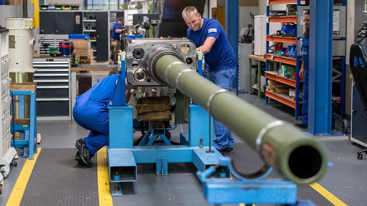 Mitarbeiter bei Rheinmetall arbeiten an einer Kanone für den Kampfpanzer Leopard 2A4.