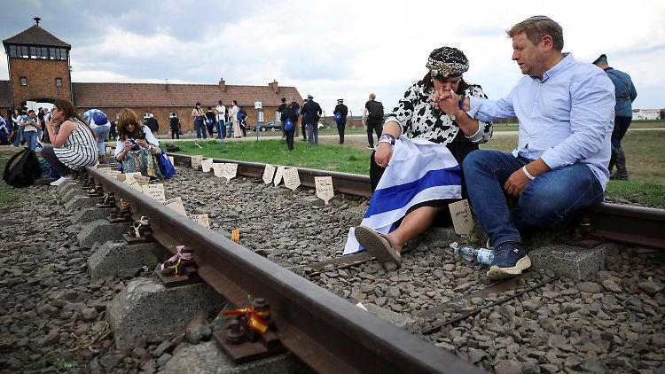 Der "Marsch der Lebenden" führt von Auschwitz nach Birkenau..