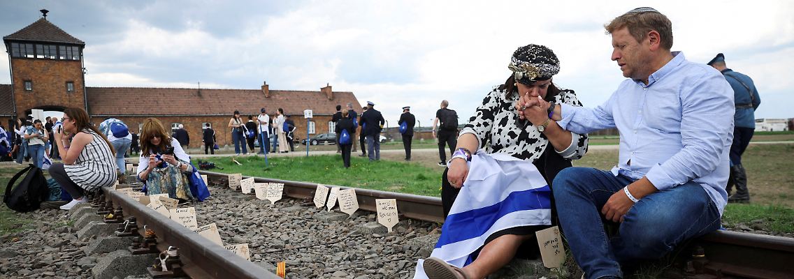 2025-04-24T125907Z_1135610572_RC2C4EARCL4R_RTRMADP_3_HOLOCAUST-MEMORIAL-POLAND-MARCH-SURVIVORS.JPG
