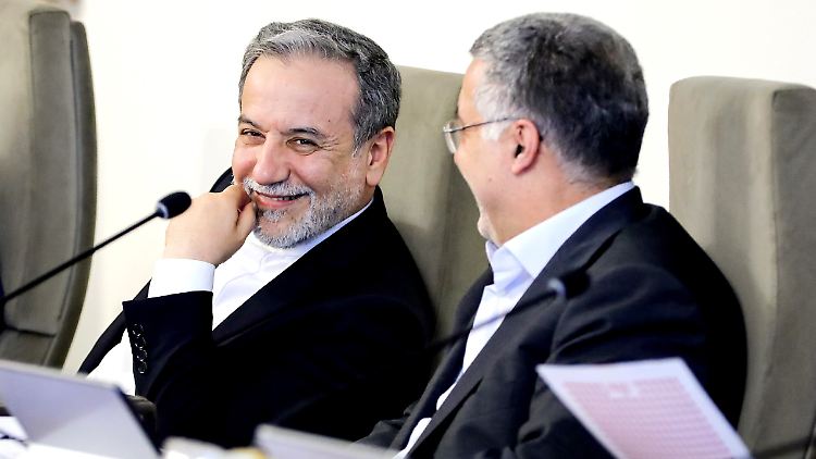 Abbas Araghtschi (links) verhandelt derzeit mit mehreren Staaten.