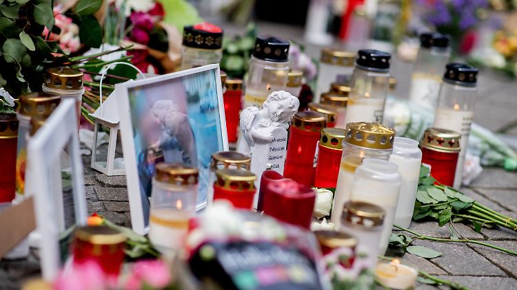 Zahlreiche Blumen und Kerzen zeugen von der Anteilnahme nach dem Tod des jungen Mannes in Oldenburg.