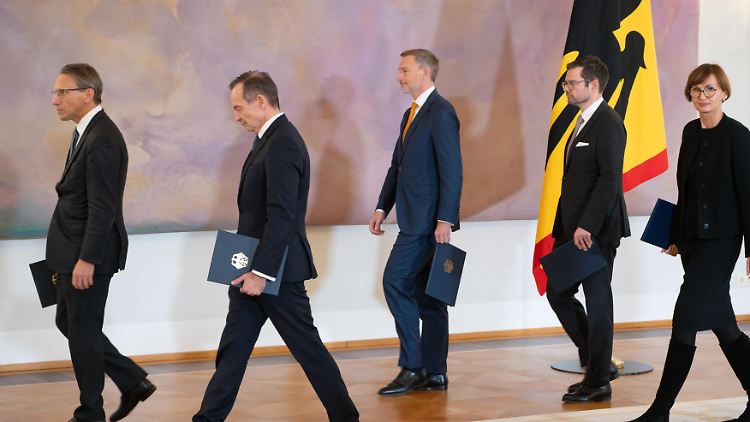 Wer freiwillig aus dem Amt scheidet, wie zuletzt im November einige FDP-Minister, der sollte laut Steuerzahlerbund gar kein Übergangsgeld erhalten.