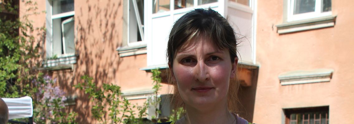 Natalya wird ihre glaslosen Fenster mit Folien abkleben.