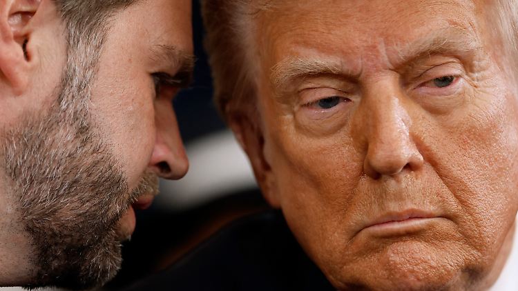 JD Vance (links) und Donald Trump scheinen bei den Friedensverhandlungen zum Ukraine-Krieg die Geduld zu verlieren. 