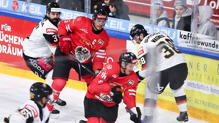 In Zell am See kämpfen die Nationalteams von Deutschland und Österreich um jeden Puk.