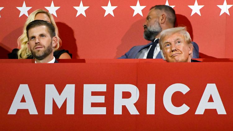 Soll Eric der nächste Trump im Weißen Haus werden? Oder will Donald gar nicht ausziehen? Die Fanartikel mit "Trump 2028"-Logo ziehen auf jeden Fall die gewünschte Aufmerksamkeit auf sich.