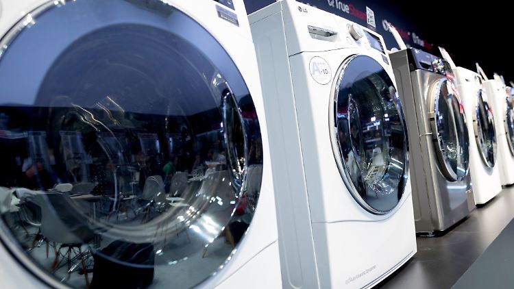 Um Wasser und Strom zu sparen, am besten immer mit voll gefüllter Trommel waschen - Geräte mit großer Türöffnung lassen sich besonders komfortabel befüllen.