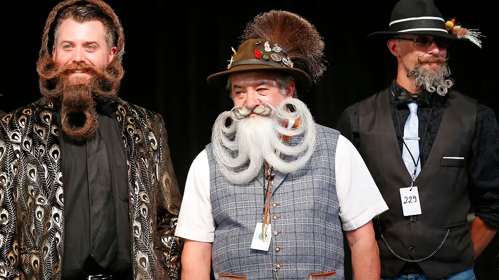 Teilnehmer-der-Kategorie-Kinnbart-Freistil-nehmen-am-zweiten-Tag-der-Bart-und-Schnurrbart-Weltmeisterschaften-im-Stadtsaal-Burghausen-teil