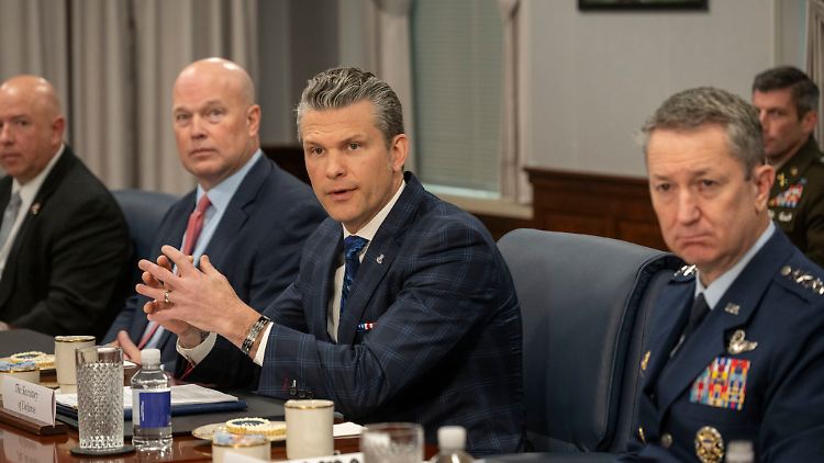 Wochenlang gab es Reibereien im Verteidigungsministerium zwischen Beratern von Minister Hegseth (M.).