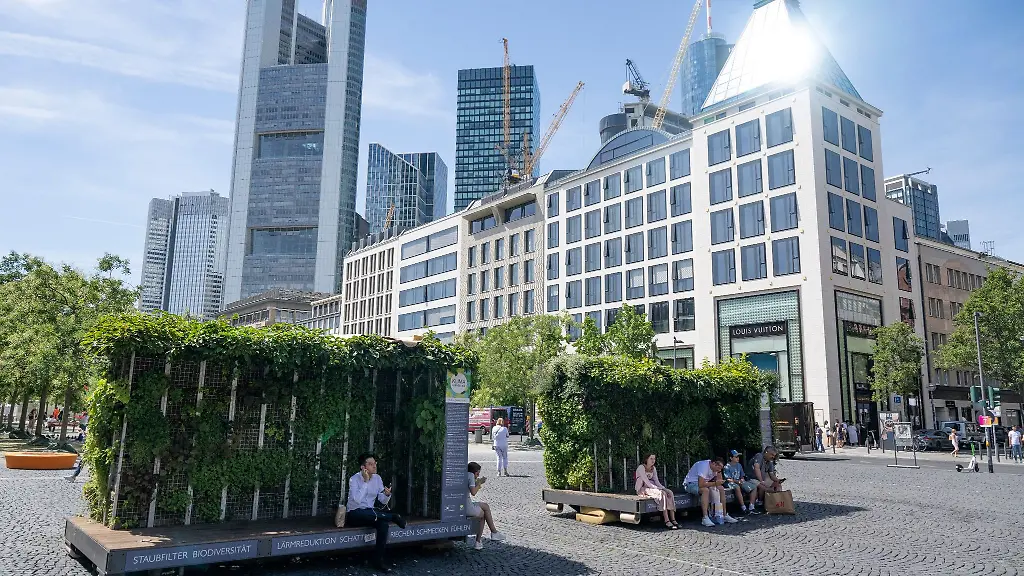 Mobile-gruene-Zimmer-heissen-bepflanzte-Container-in-denen-Passanten-auf-dem-Grossmarkt-in-der-Innenstadt-von-Frankfurt-einen-Schattenplatz-finden