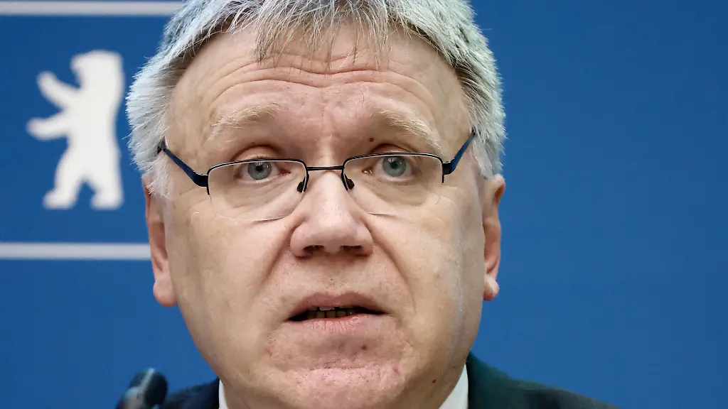 Landeswahlleiter-Stephan-Broechler-spricht-bei-einer-Pressekonferenz-zum-vorlaeufigen-Ergebnis-der-Wiederholungswahl-zum-Abgeordnetenhaus