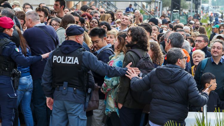 Über 128.000 Menschen haben sich in den letzten Tagen zum Petersdom begeben. 