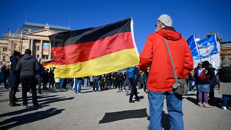 Bei einem Protestmarsch demonstrierten Hunderte Menschen unter dem Motto "Gemeinsam für Deutschland" in Schwerin.
