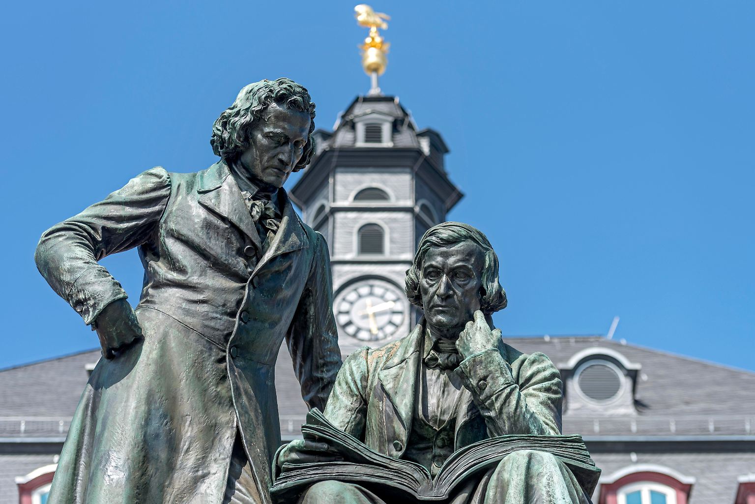 Die Deutsche Märchenstraße beginnt im hessischen Hanau, der Geburtsstadt der Brüder Grimm. Zu ihren Ehren feiert die Stadt jährliche Festspiele, bei denen die Märchen im Mittelpunkt stehen.