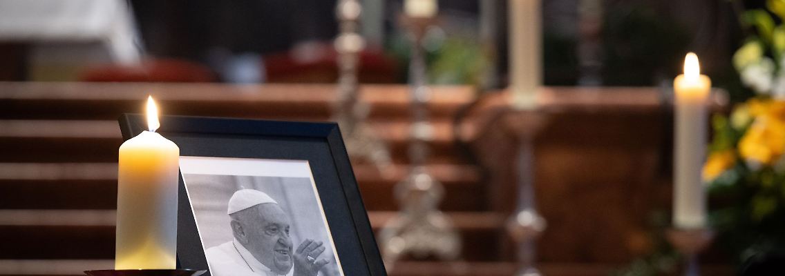 Ministerpräsident Schweitzer will sich in das Kondolenzbuch im Mainzer Dom eintragen. (Archivbild)