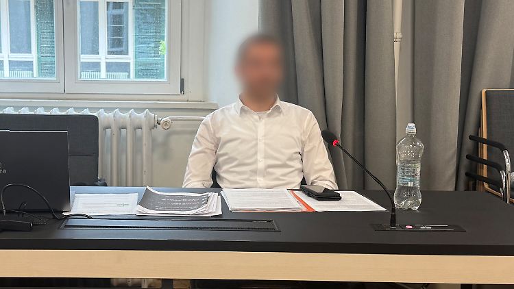 Dem Angeklagten droht wegen mehrerer Vergehen eine Haftstrafe.  