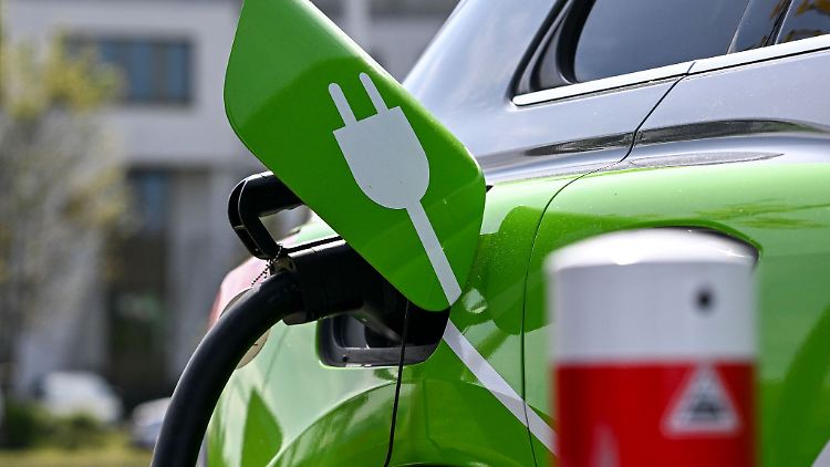 Zentral für den nachhaltigen Hochlauf der E-Mobilität seien die Ladeinfrastruktur und der Strompreis, sagte Müller. Union und SPD haben Entlastungen beim Strompreis angekündigt.