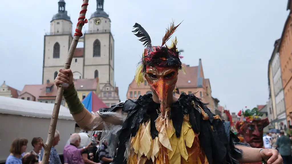 Ein-Darsteller-in-historischem-Kostuem-zieht-beim-Festumzug-durch-die-Innenstadt
