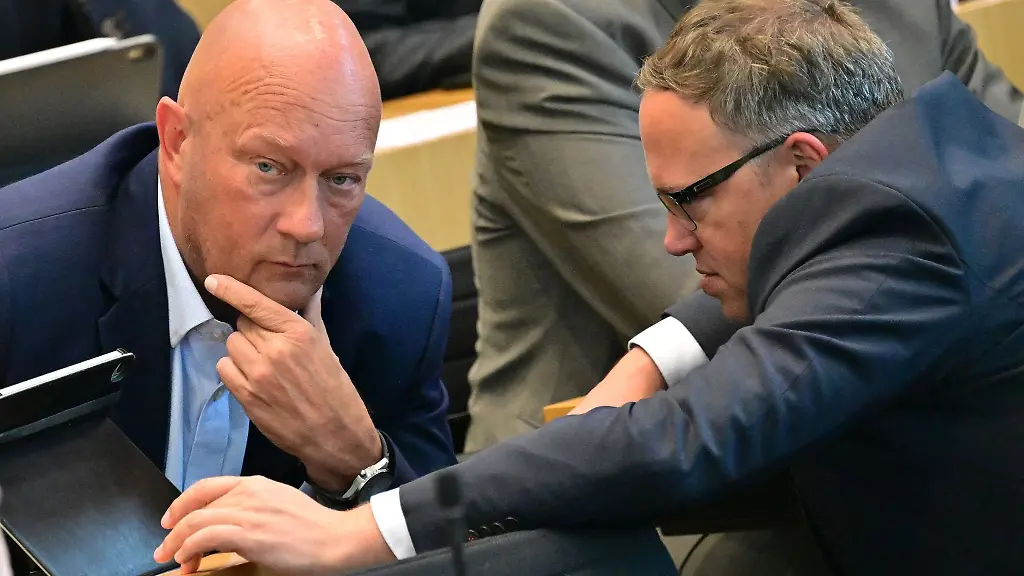 Thomas-Kemmerich-FDP-l-Gruppensprecher-und-und-Mario-Voigt-CDU-Fraktionsvorsitzender-unterhalten-sich-im-Plenarsaal-des-Thueringer-Landtags