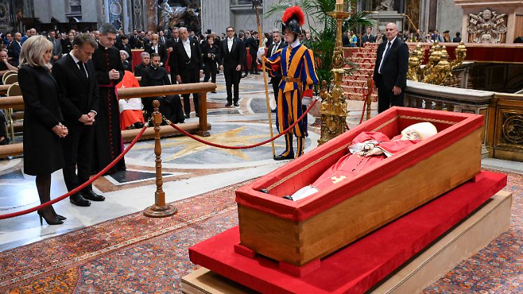 Frankreichs Staatschef Macron kam kurz vor der Schließung der Pforten in den Petersdom.