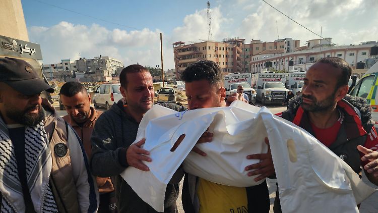 Angehörige bringen die Leiche eines Kindes in das Nasser-Krankenhaus in Chan Junis. Palästinensischen Angaben zufolge flog Israel zwei Luftangriffe auf die Stadt.  