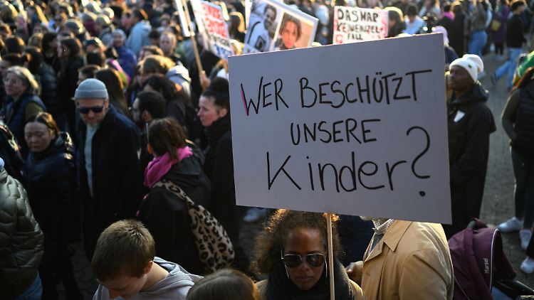 "Lorenz soll nicht vergessen werden", sagen die Demonstrierenden, die lückenlose Aufklärung fordern. 